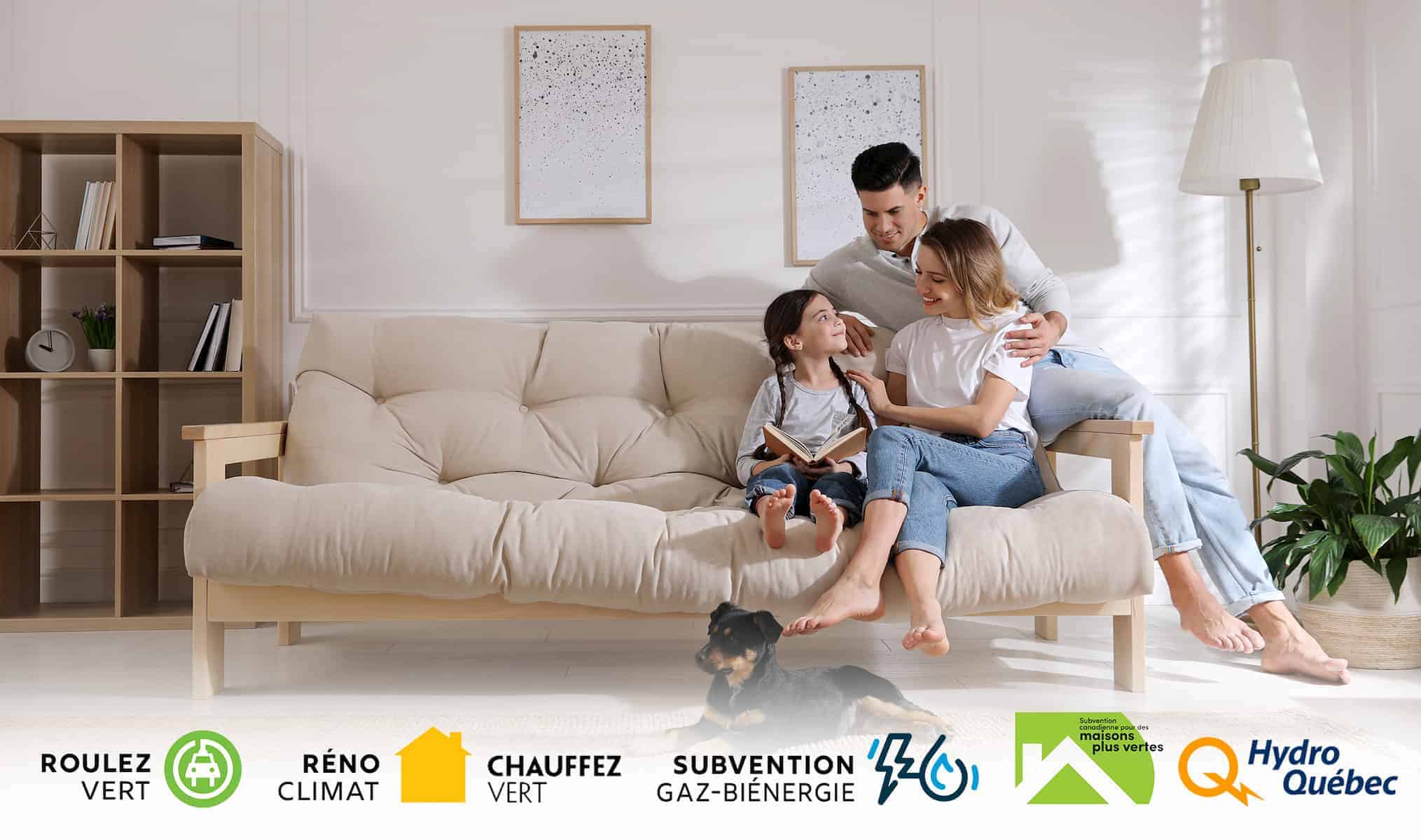 Photo d’une famille sur leur sofa