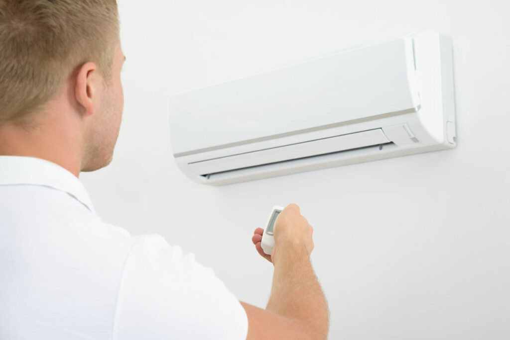 Photo d’une personne réglant son climatiseur