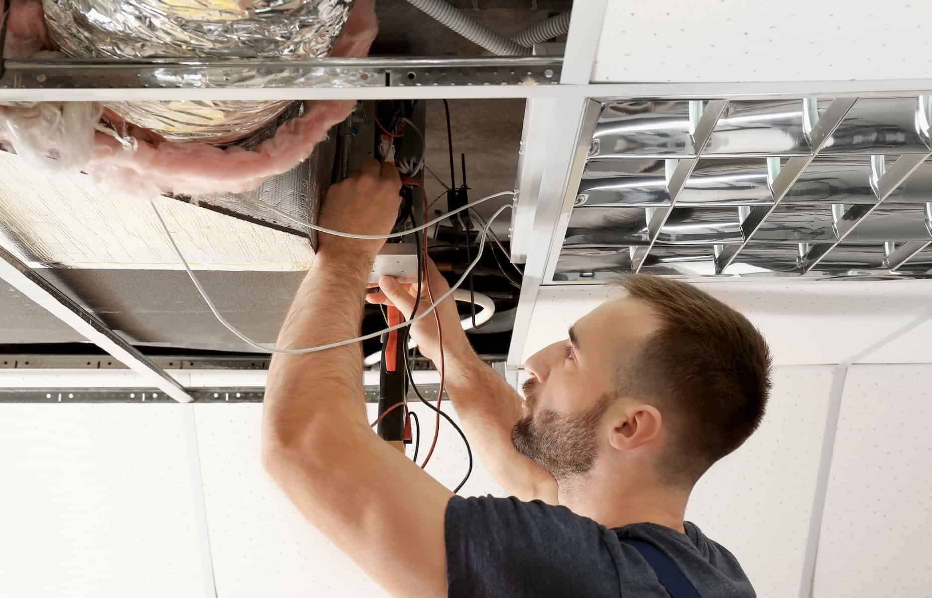 Photo d’une personne travaillant sur un système de chauffage central