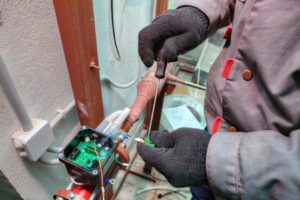 Technicien qui installe des dispositifs de contrôle pour les systèmes de chauffage central